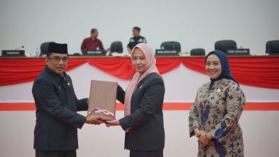 Pemprov Sulbar Serahkan Ranperda APBD 2025 ke Legislatif