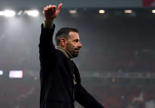 Ruud van Nistelrooy Resmi Tinggalkan Manchester United