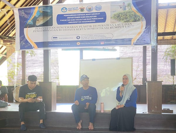 Unhas Penyuluhan Pencemaran Plastik dan Domestikasi Rumput Laut di PPLH Puntondo Takalar