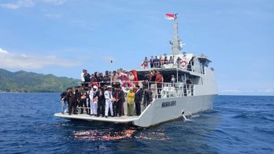 Hari Pahlawan, Lanal dan PJ Gubernur Sulbar Tabur Bunga di Teluk Mamuju