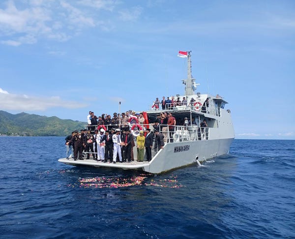 Hari Pahlawan, Lanal dan PJ Gubernur Sulbar Tabur Bunga di Teluk Mamuju