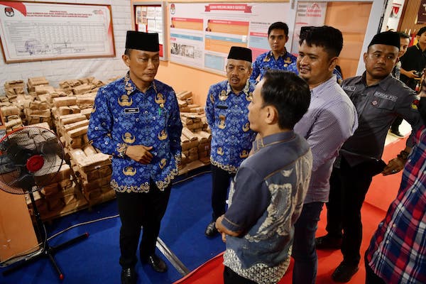 Pj Gubernur Sulsel Tinjau Logistik Pilkada di Bulukumba, Sebut Kesiapan Capai 99,99 Persen