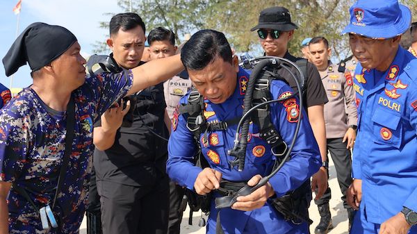 Ditpolairud Polda Sulsel Transplantasi Terumbu Karang di Pulau Samalona