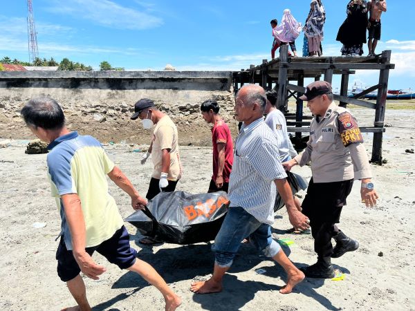 Mayat Perempuan Ditemukan Mengapung di Laut, Polres Majene Lakukan Evakuasi