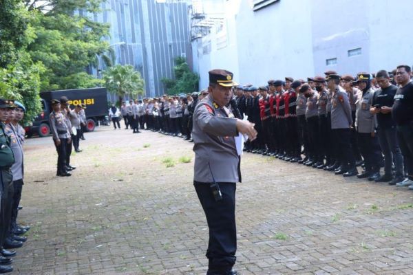 Kapolrestabes Makassar, Kombes Pol Mokhamad Ngajib, memantau langsung kesiapan personil dan situasi di lokasi debat kedua pasangan calon Wali Kota dan Wakil Wali Kota Makassar di salah satu hotel di Jalan Andi Djemma, Makassar, pada Rabu (13/11).