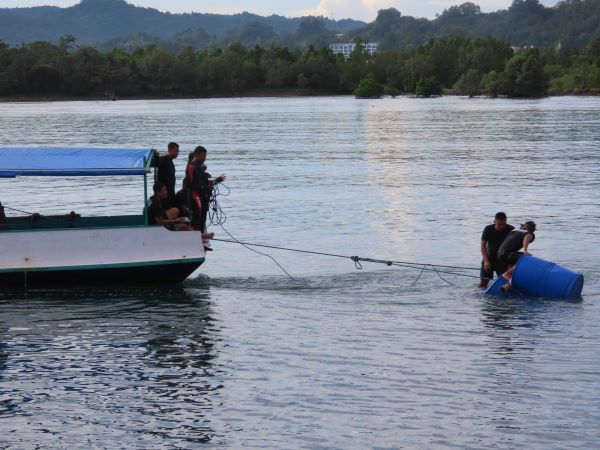 Jaga Ekosistem Laut, Lanal Mamuju Kembali Turunkan Terumbu Karang Buatan