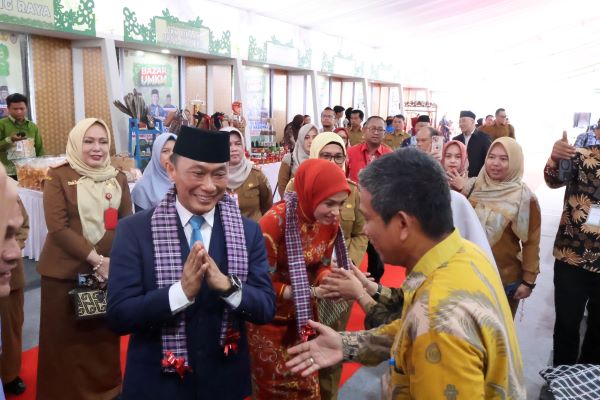 Usai Buka Bazar UMKM, Ketua Umum Korpri Kunjungi Stand Sulbar