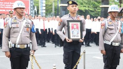 Kapolrestabes Makassar Anugerahkan Penghargaan 77 Anggota Berprestasi, 1 Personel Diberhentikan