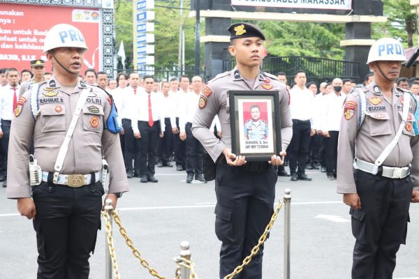 Kapolrestabes Makassar Anugerahkan Penghargaan 77 Anggota Berprestasi, 1 Personel Diberhentikan