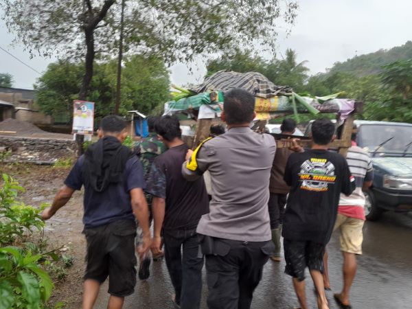 Cuaca Ekstrem, IRT Mudah di Gowa Tewas Tertimpa Pohon Tumbang