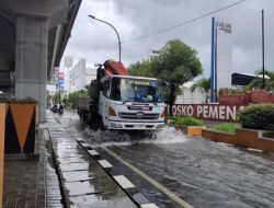 Hujan Deras Guyur Makassar, Sejumlah Ruas Jalan Macet Akibat Banjir