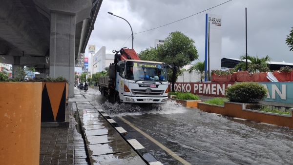 Hujan Deras Guyur Makassar, Sejumlah Ruas Jalan Macet Akibat Banjir