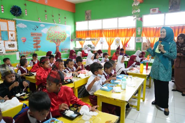 Pj Ketua TP PKK Sulsel Tinjau Simulasi Makan Bergizi Gratis