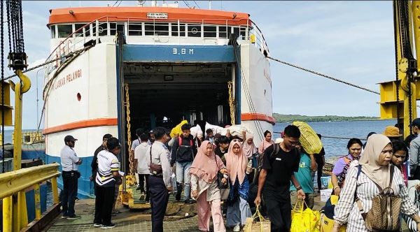 Jelang Nataru, Lonjakan Penumpang Terjadi di Pelabuhan Ferry Simboro Mamuju