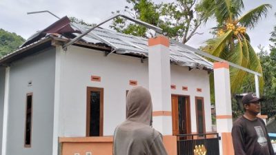 Atap Rumah Warga di Mamuju Rusak Akibat Angin Kencang