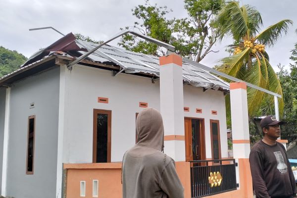 Atap Rumah Warga di Mamuju Rusak Akibat Angin Kencang