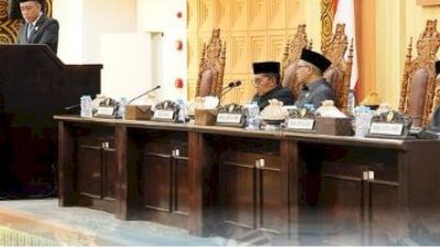 Kepala Bapenda Hadiri Rapat Pendapat Akhir Fraksi DPRD Kota Makassar Bahas APBD 2025