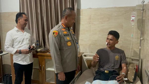 Kapolrestabes Makassar Beri Santunan Polisi Terluka Saat Aksi Demonstrasi 1 Desember