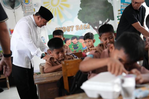 Pemprov Sulbar Uji Coba Makan Siang Bergizi Gratis dan Bagikan Alat Sekolah