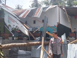 Akibat Angin Kencang, Rumah Warga Tertimpa Pohon Tumbang di Majene