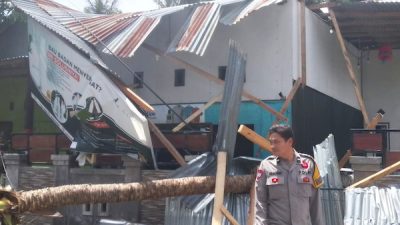 Akibat Angin Kencang, Rumah Warga Tertimpa Pohon Tumbang di Majene