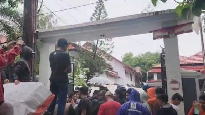 Desak Ketua KPU Jeneponto Dicopot, Puluhan Massa Demo Depan Kantor KPU Sulsel