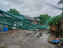 Tiang Penyangga Lapangan Golf Roboh, 15 Rumah Warga di Makassar Rusak