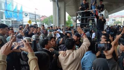 Dugaan Politik Uang, Puluhan Pemuda Bulukumba Demo Depan Kantor Bawaslu Sulsel