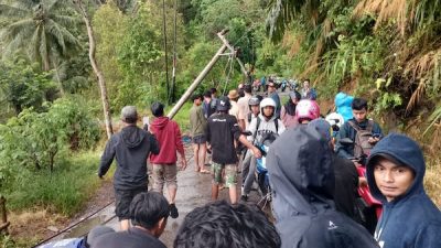 Hujan Deras Disertai Angin Kencang Tumbangkan 4 Tiang Listrik dan Pohon di Sinjai