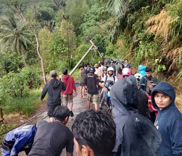 Hujan Deras Disertai Angin Kencang Tumbangkan 4 Tiang Listrik dan Pohon di Sinjai