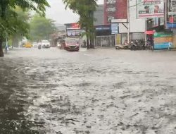 Makassar Dikepung Banjir, Ratusan Warga Mengungsi ke Masjid