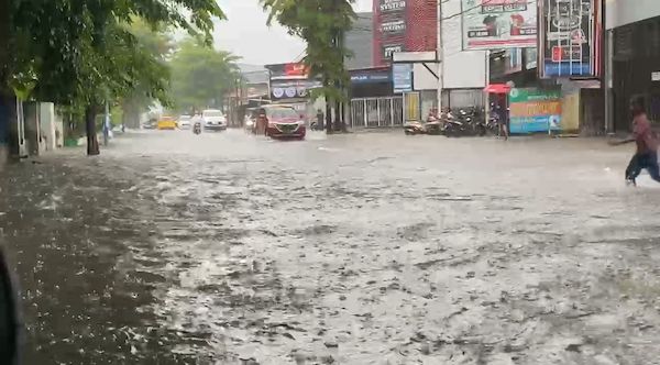 Makassar Dikepung Banjir, Ratusan Warga Mengungsi ke Masjid