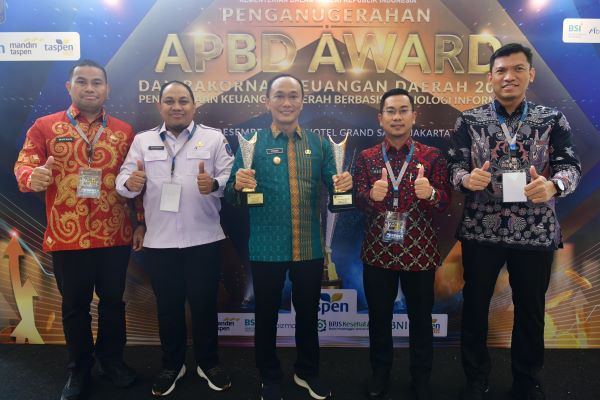 Pemprov Sulsel Raih 2 Piala APBD Award dari Kemendagri