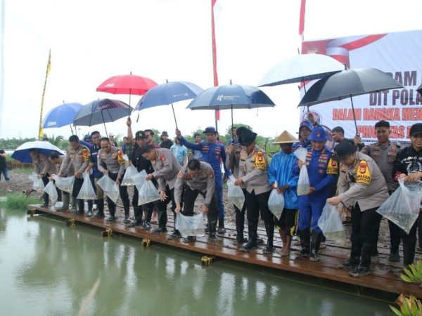 Dukung Ketahanan Pangan, Polda Sulsel Tabur 10 Ribu Benih Ikan di Panaikang