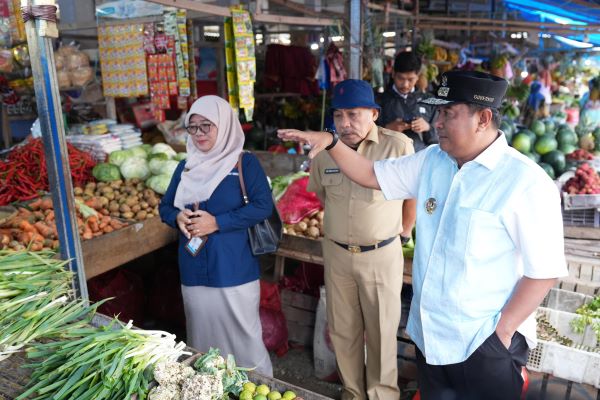 Jelang Nataru, Pj Gubernur Sulbar Tinjau Harga Kebutuhan Pokok di Mamuju