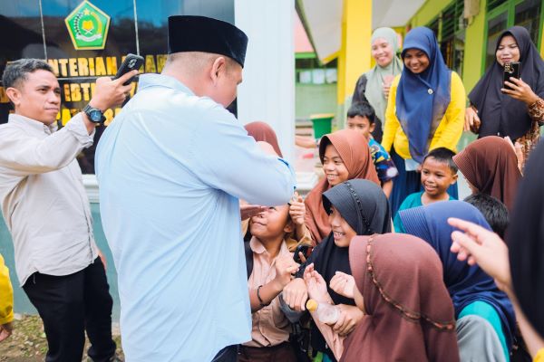 Bupati Bantaeng Larang Sekolah Tentukan Pembelian Seragam Bagi Siswa