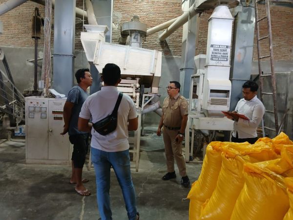 Pastikan Stok Aman, Koperindag dan Polda Sulbar Sidak Pabrik Beras di Kalukku
