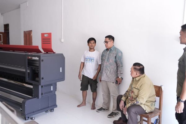Pastikan Tepat Sasaran, Wagub Sulbar Tinjau Bantuan Mesin Percetakan