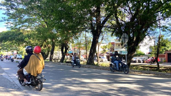 Pengendara Lawan Arah di Leimena Picu Kemacetan, Warga Minta Penindakan Tegas