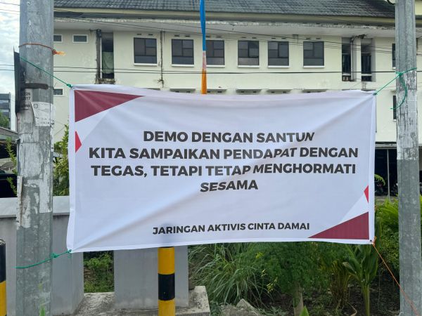 Marak Unjuk Rasa, Ditlantas Polda Sulbar Gencarkan Kampanye Anti Anarkisme Lewat Spanduk