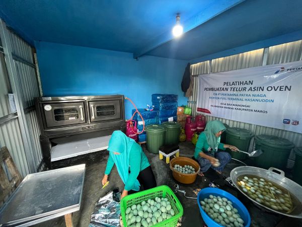 Perkuat Ekonomi, Pertamina Sulawesi Kembangkan Budidaya Bebek Petelur di Maros