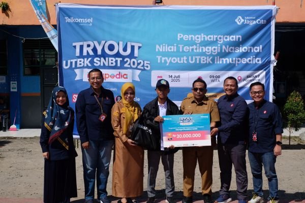 Telkomsel Apresiasi Top Scorer UTBK, Siswa SMAN 2 Parepare Terima Beasiswa