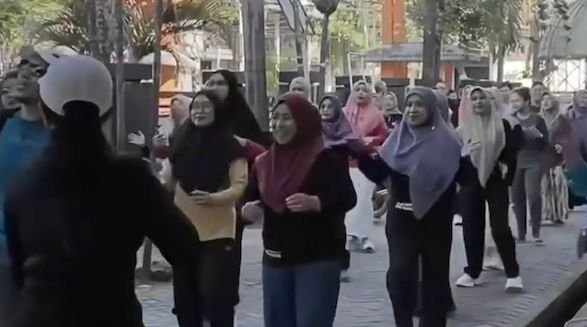 Dinkes Makassar Senam Bersama untuk Jaga Kesehatan dan Kekompakan Staf