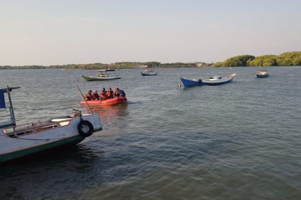 Terapung Tanpa Awak, Tim Sar Lakukan Pencarian Pemilik Kapal di Pangkep