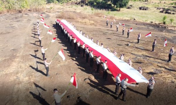 Semarak HUT RI, Polres Takalar Kibarkan Bendera 20 Meter di Puncak Bulu Pe’da