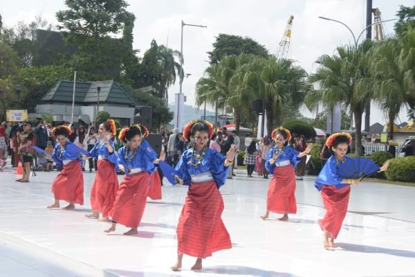 Diikuti 6 Negara, Tim Kesenian Sulbar Tampil Gemilang di Festival Folklore Samarinda