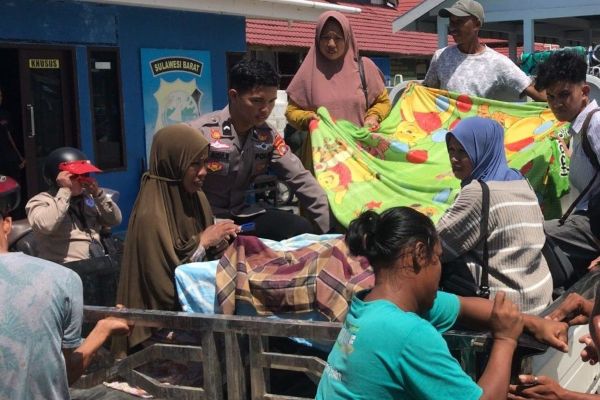 Sat Polair Polresta Mamuju Evakuasi Nelayan Pingsan Saat Melaut