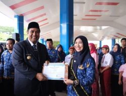 Bupati Maros Beri Piagam Penghargaan Kepada 10 Tokoh Pendidikan