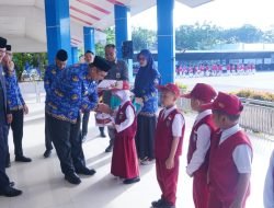 Bupati Maros Serahkan Secara Simbolis 14 Ribu Stel Bantuan Seragam Sekolah
