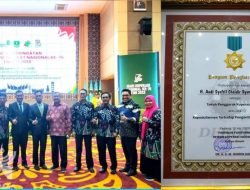 Bupati Maros Dianuherahi Piagam Penghargaan Bidang Koperasi